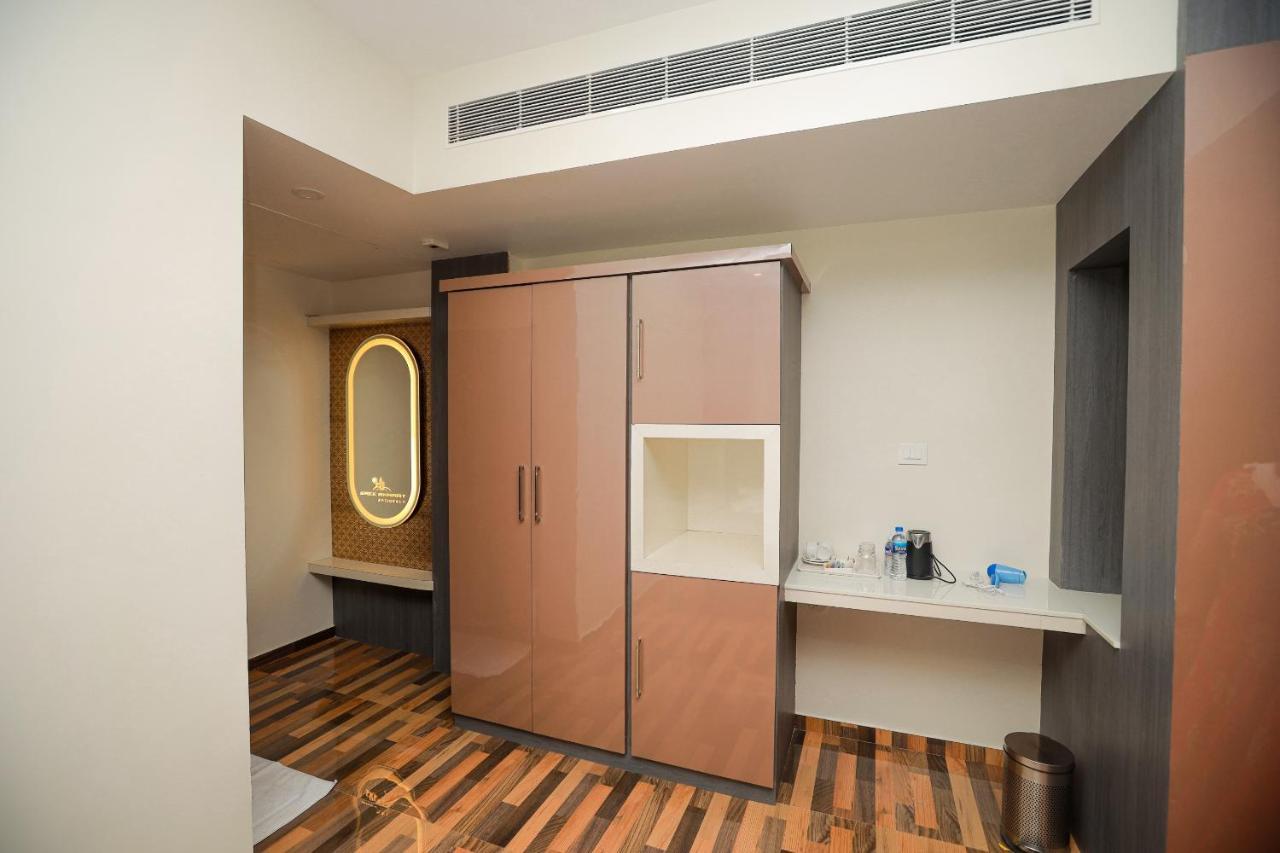Sree Bharat Residency Hotel Alandurai Exterior photo